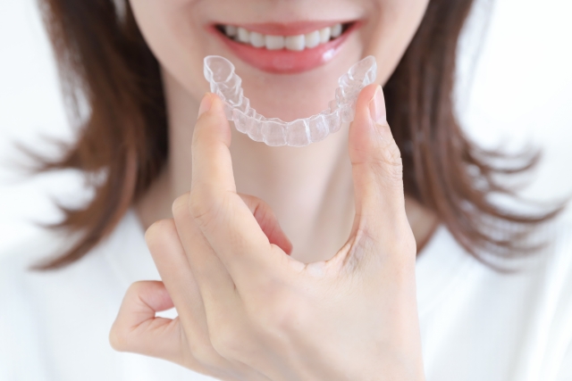 マウスピースを持つ女性