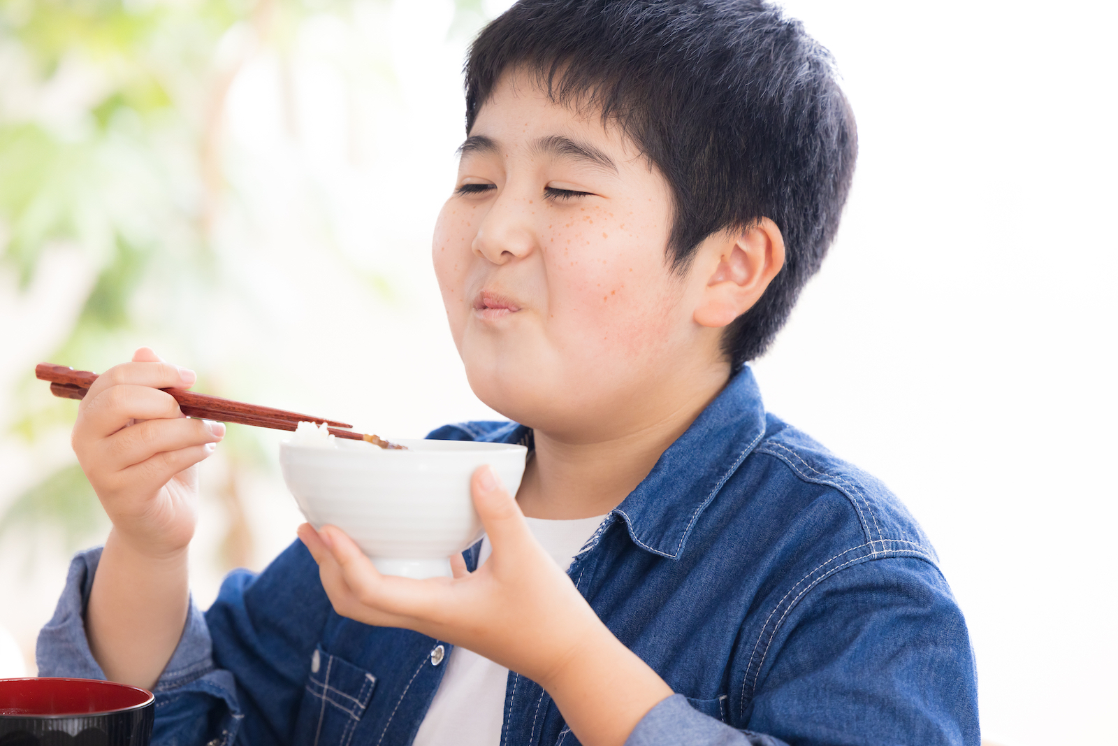 ご飯を食べる子供