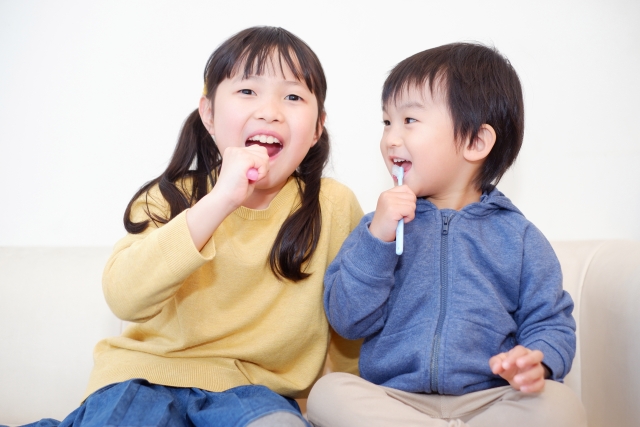 子どもたちが歯磨きをする様子