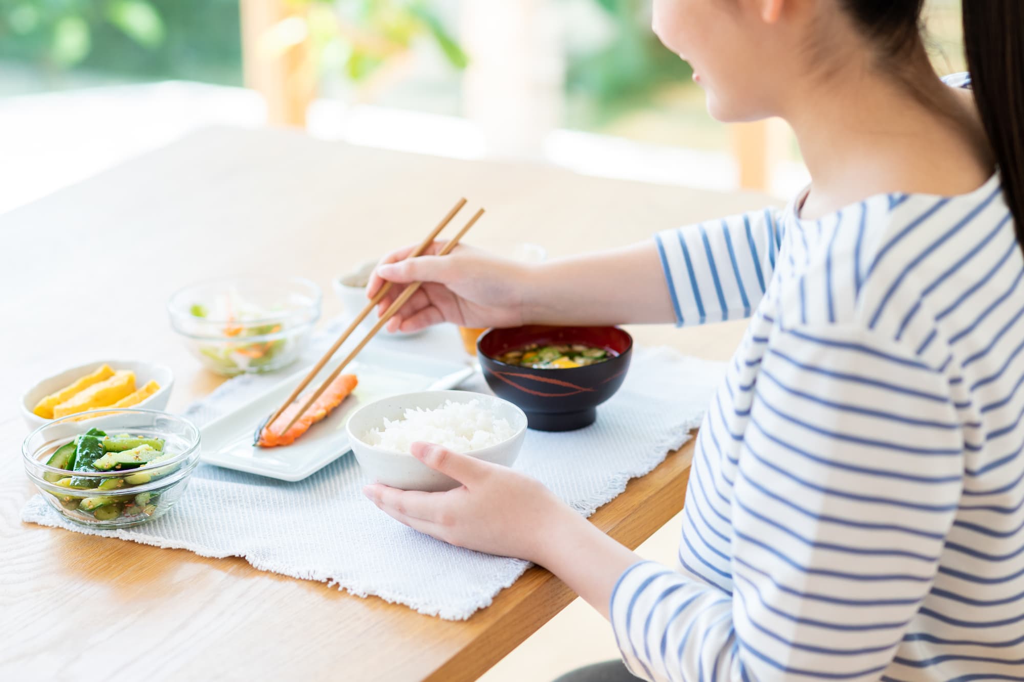 インビザラインをつけたまま食事している人