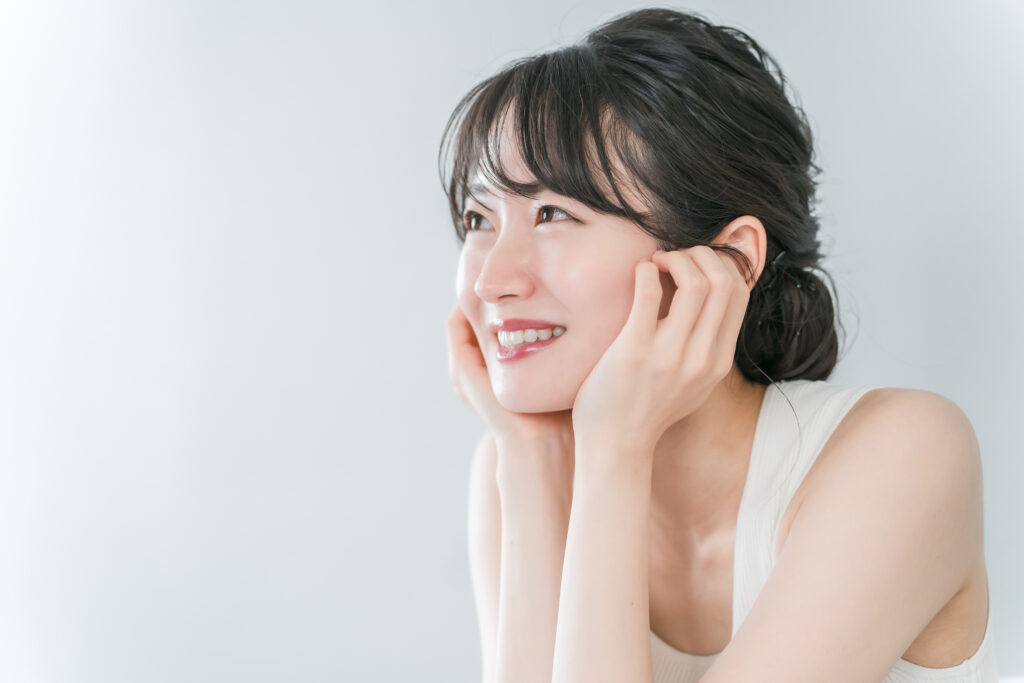 白い歯で笑う女性