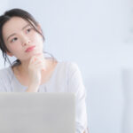 抜歯矯正について考える女性