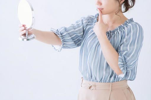 鏡を見る女性