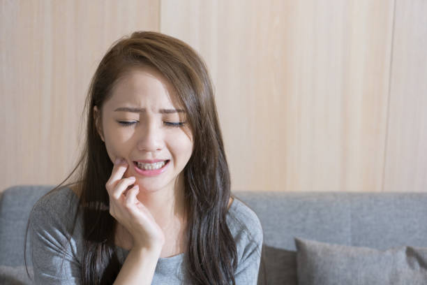 歯を痛がる女性