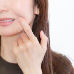 口内を痛がる女性