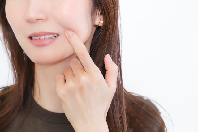 口内を痛がる女性
