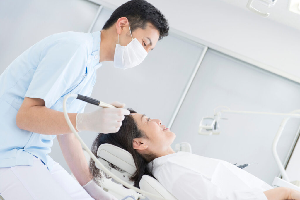 歯の治療をする歯科医師