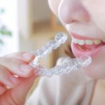 矯正をつける様子