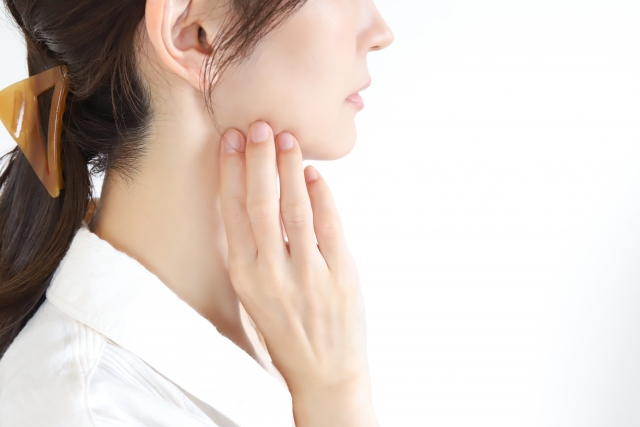 悩む女性