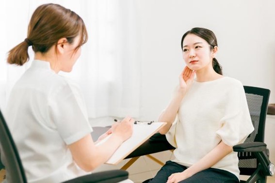 患者の悩みを聞いている様子