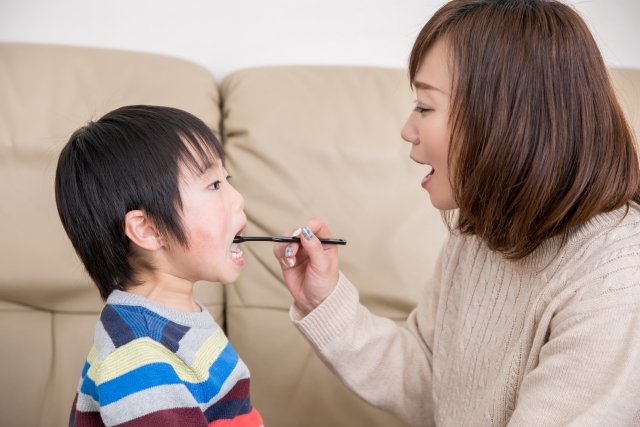 歯を磨いてあげるお母さん