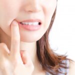 口元を気にする女性