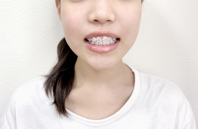 口を開く女性