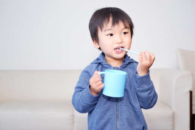 歯磨きする子ども