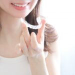 インビザライン矯正をする女性