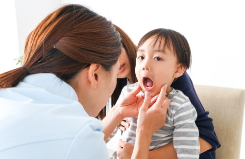 子どもの歯に白い斑点ができる主な原因