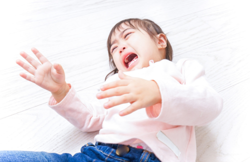 転倒した子供の画像
