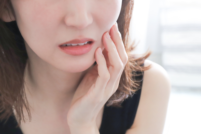 歯の痛みがある女性