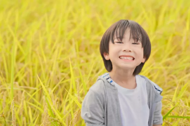 笑顔を見せる男の子