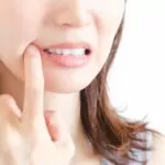 口元を気にする女性