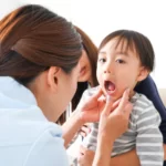 歯の検査を受ける子供の画像
